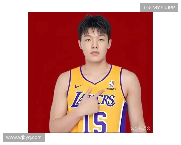 聚焦篮球巨星的成长轨迹与赛场传奇:从青涩少年到全球偶像 聚焦篮球巨星的成长轨迹与赛场传奇:从青涩少年到全球偶像